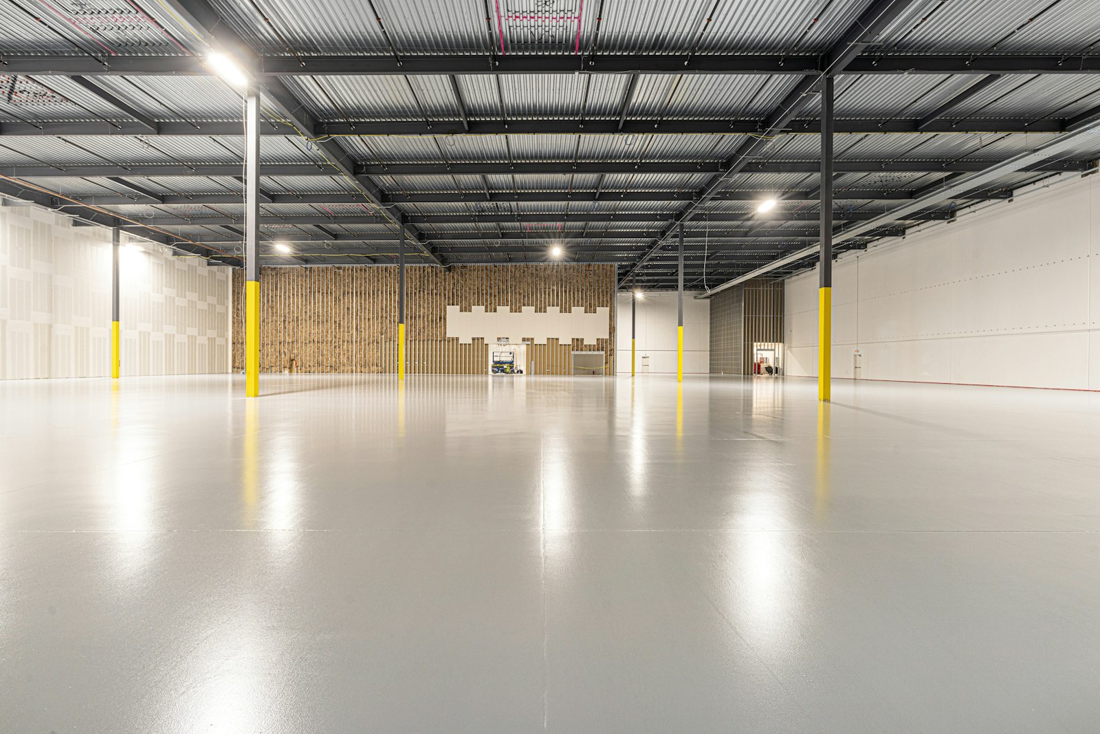 Parlak zeminli boş depo